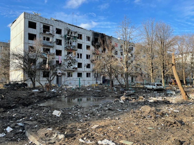 Ruské střely dopadají na ukrajinská města a minimálně jedna z nich zasáhla i bytový komplex v oblasti ukrajinského města Charko