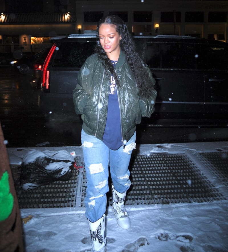Ještě před pár týdny sebe Rihanna halila do neforemných outfitů
