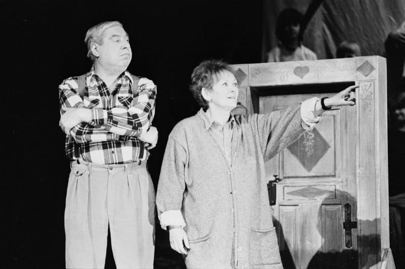 Herec Leoš Suchařípa a Zdena Hadrbolcová ve hře Maryša v provedení Divadla Na zábradlí (1996)