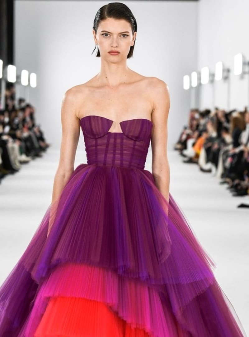 Přehlídka značky Carolina Herrera oslavuje život krásnými šaty, volány, květinami a objemem