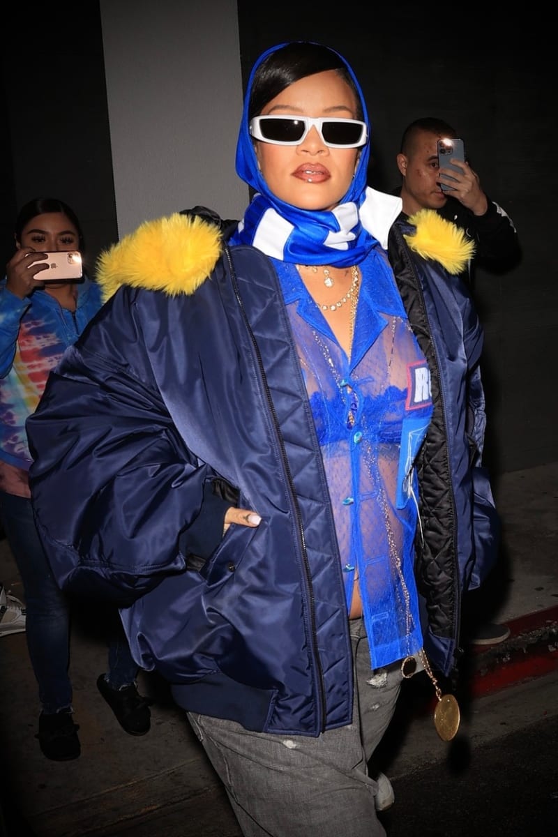 Průhledné halenky, aby ukázala hrdě bříško, nosí Rihanna ráda