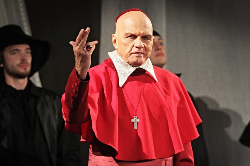 Herec Jan Přeučil jako kardinál Richelieu v divadelním představení Tři mušketýři (2013).