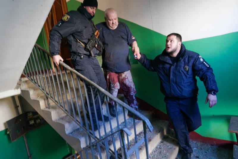 Bytový komplex u ukrajinského Charkova zasažen náletem. (Zraněná žena v Charkově (24.2. 2022)
