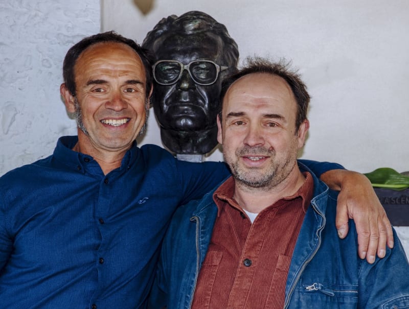 Petr (vlevo) a Matěj Formanovi při odhalení busty oscarového režiséra Miloše Formana.