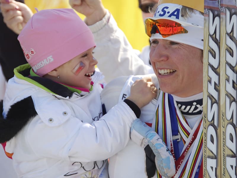 Kateřina Neumannová slaví s dcerou Lucií v cíli svého posledního závodu kariéry v roce 2007.