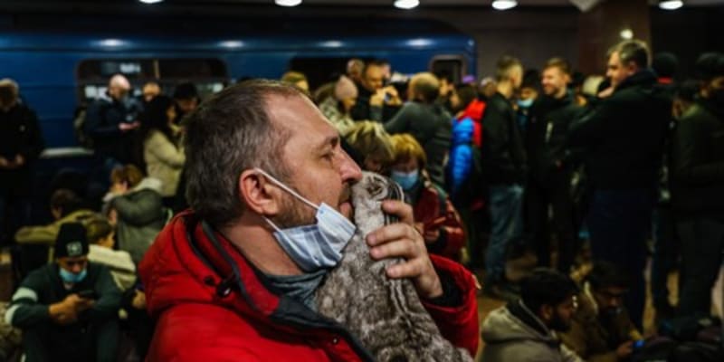 Obyvatelé Charkova tráví noc při ruské invazi v metru 