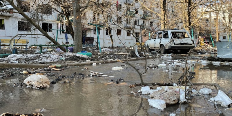 Ruské střely dopadají na ukrajinská města a minimálně jedna z nich zasáhla i bytový komplex v oblasti ukrajinského města Charkov.