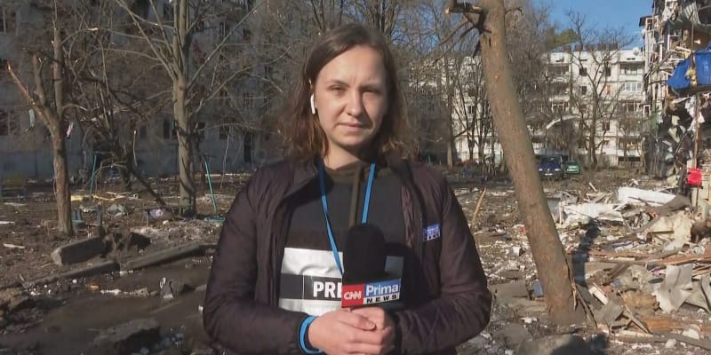 Únor 2022: Reportérka CNN Prima NEWS Darja Stomatová se v úvodu ruské invaze hlásí z ukrajinské vesnice nedaleko Charkova.