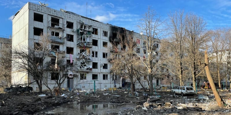 Ruské střely dopadají na ukrajinská města a minimálně jedna z nich zasáhla i bytový komplex v oblasti ukrajinského města Charkov.