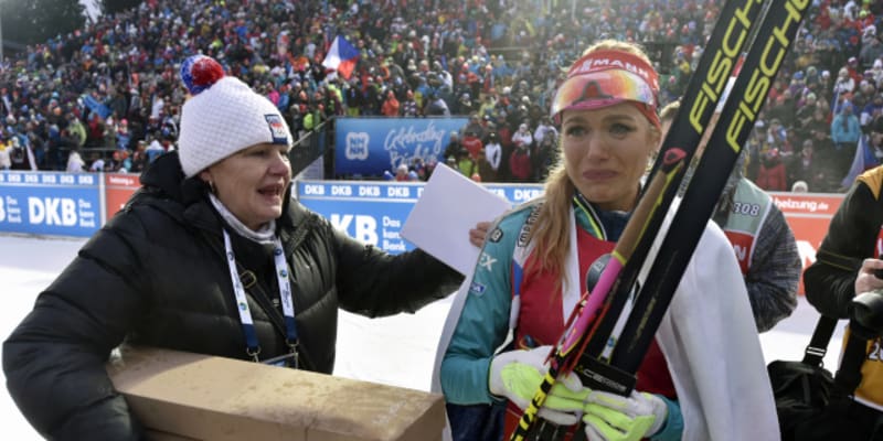 Gabriela Soukalová se svou maminkou po vítězství závodu SP v Novém Městě na Moravě v roce 2016