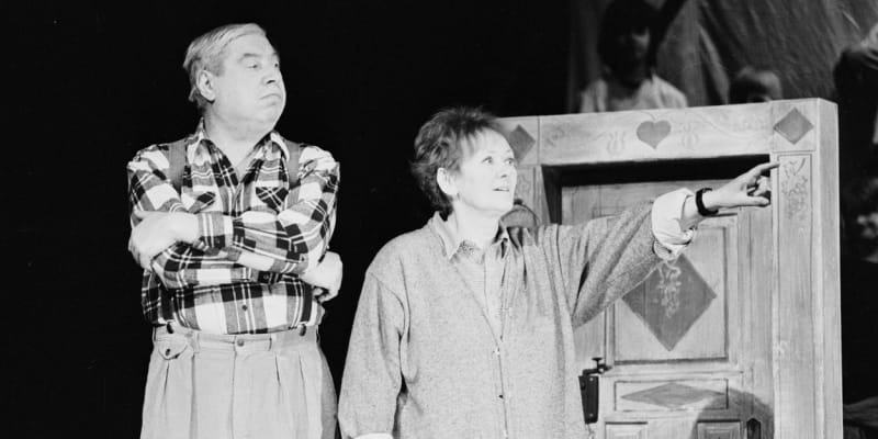 Leoš Suchařípa a Zdena Hadrbolcová ve hře Maryša v provedení Divadla Na zábradlí (1996)