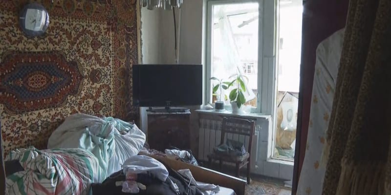 Štáb CNN Prima NEWS prochází s obyvateli vesnice Čuhujiv bytový komplex, který byl při ruském útoku značně poškozen.