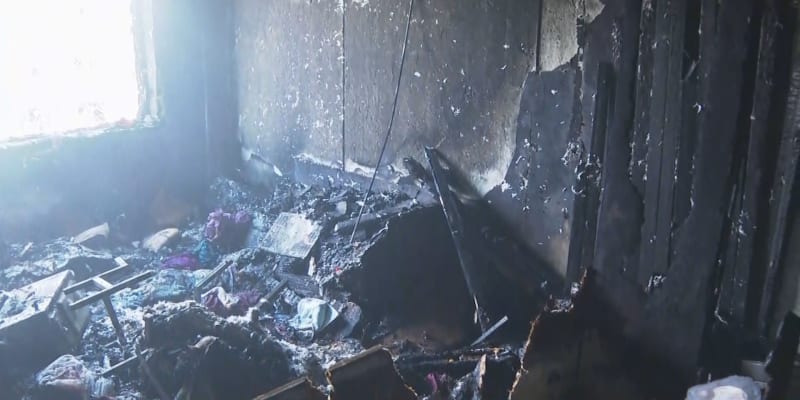 Štáb CNN Prima NEWS prochází s obyvateli vesnice Čuhujiv bytový komplex, který byl při ruském útoku značně poškozen.