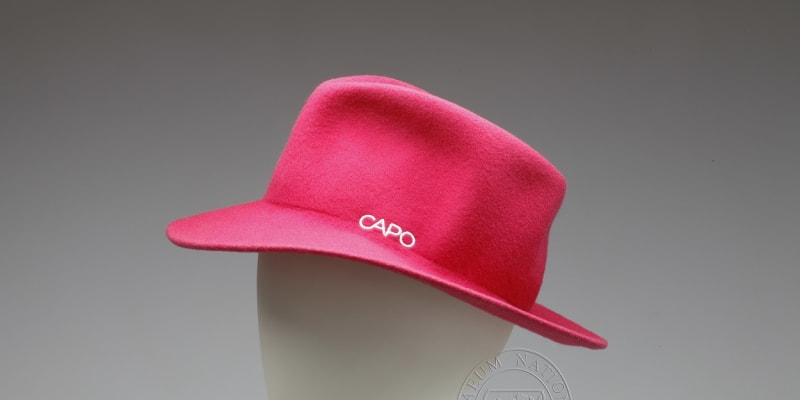 Dámský klobouk, součást oděvu pro zahajovací ceremoniál.  Zn. Capo, ZOH Albertville 1992. Náležela k němu jasně růžová parka.