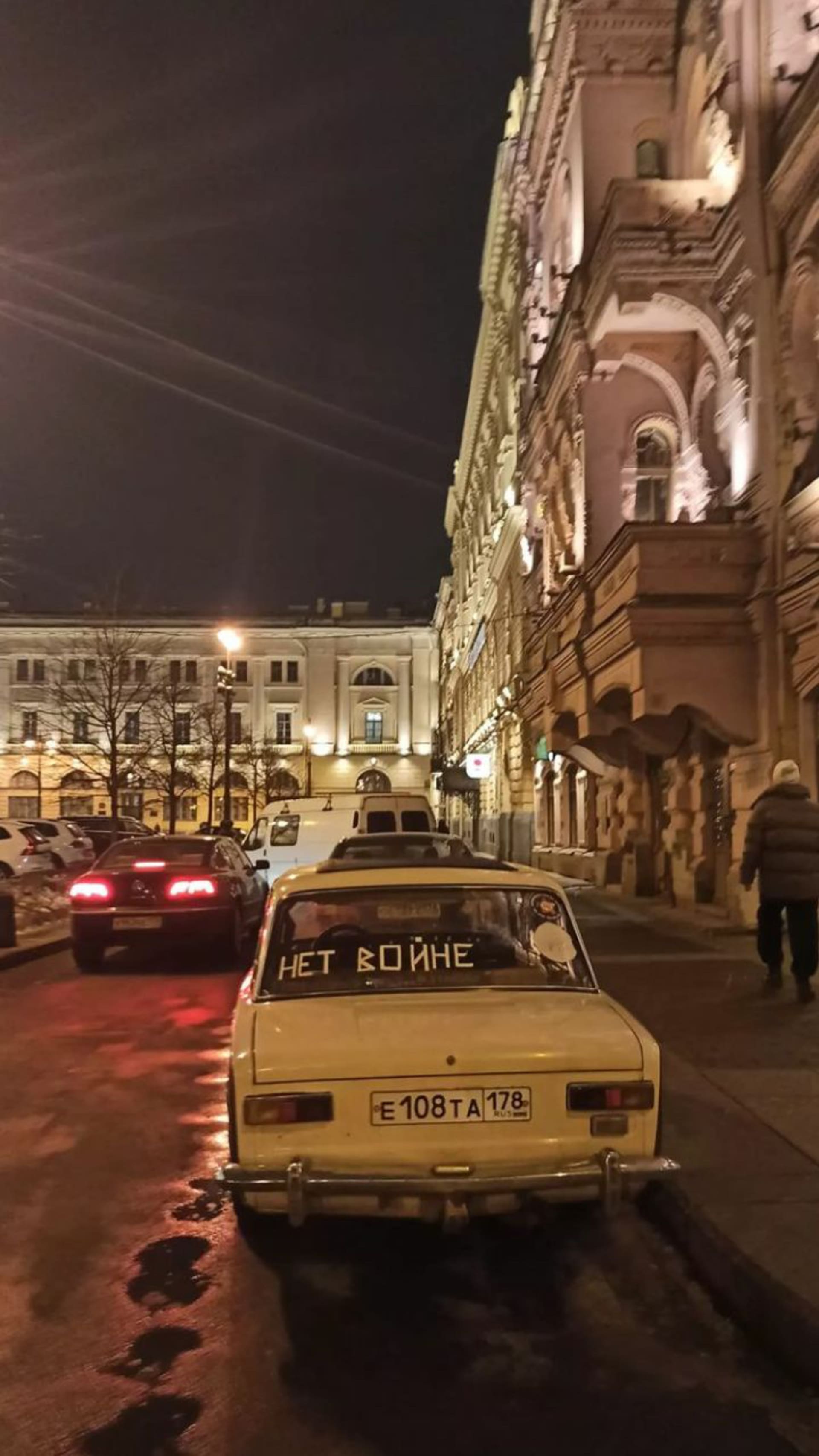 Demonstrace v Petrohradu. Protestující často používali heslo „Ne válce“.