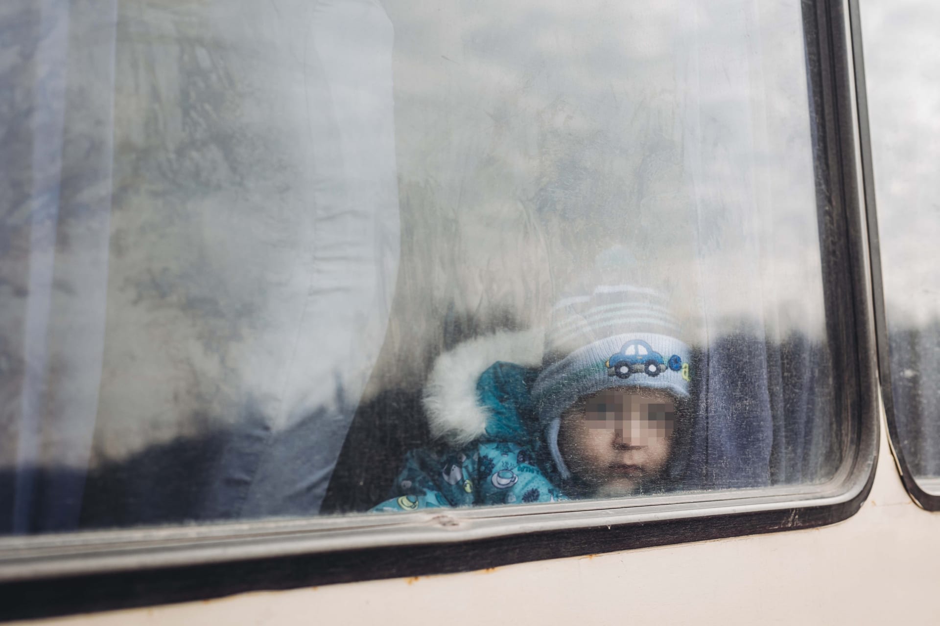 Dítě v evakuačním autobuse 