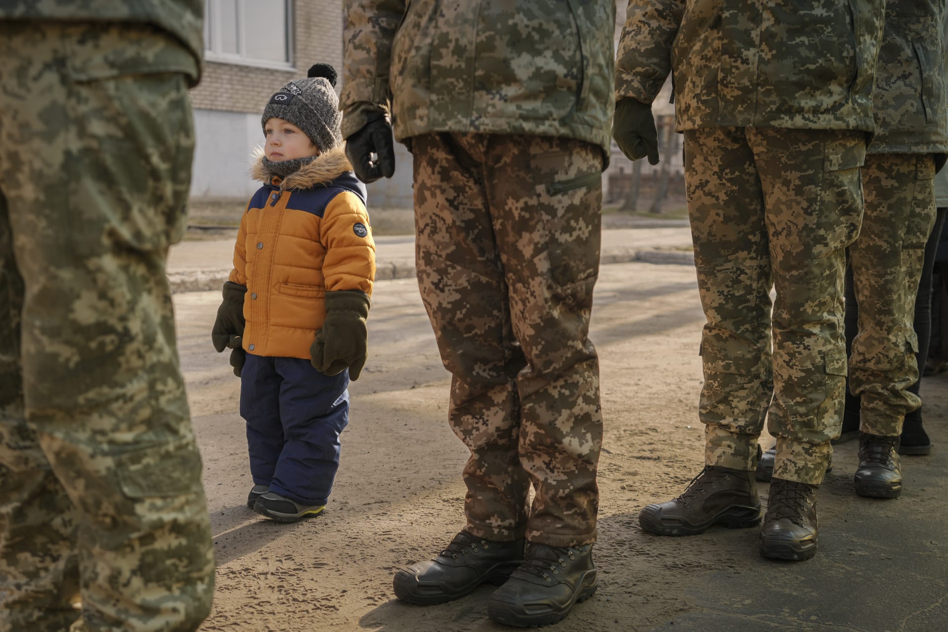 Chlapec napodobuje postoj vojáků na cvičení, které se konalo 16. února.