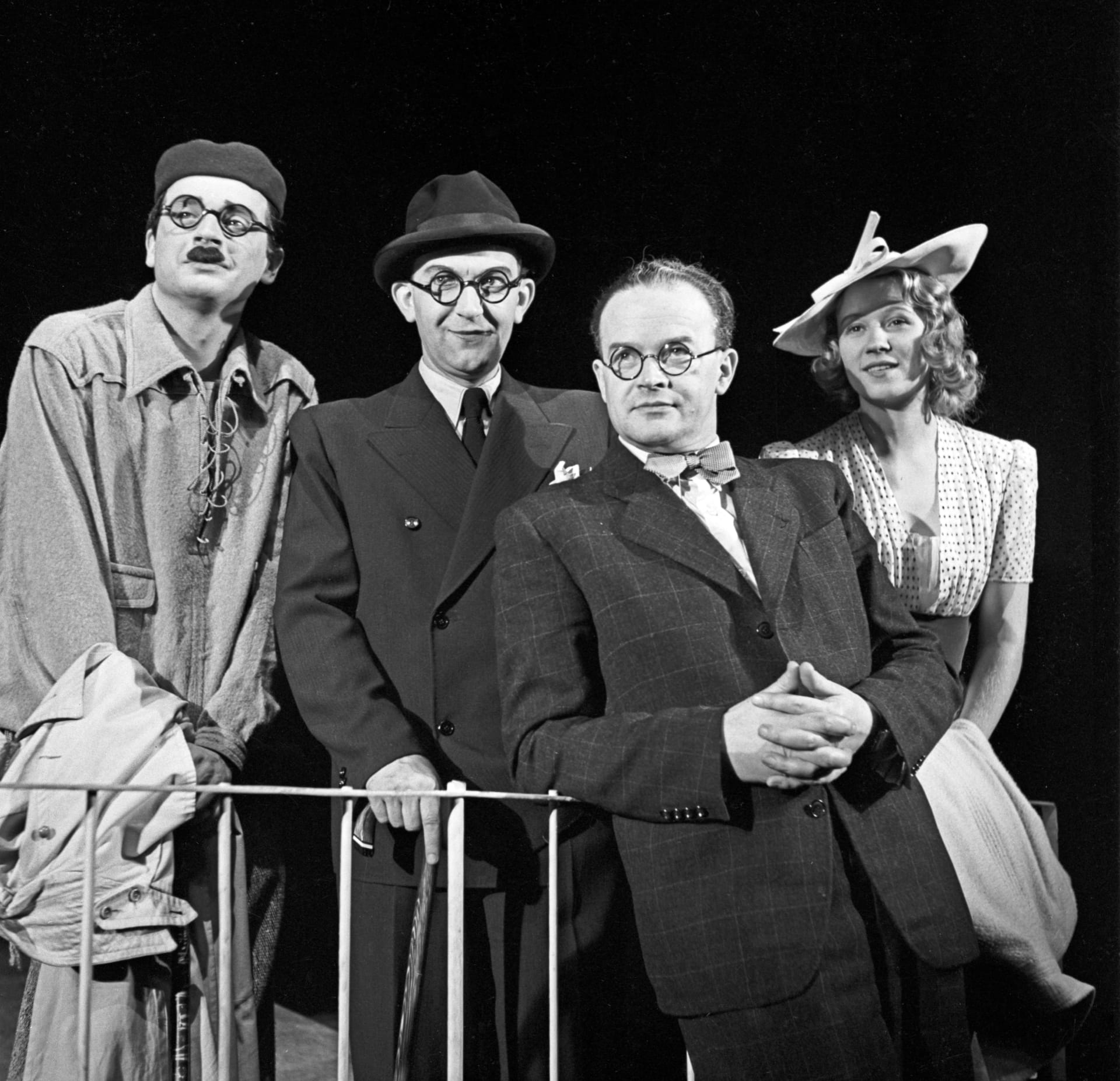 Svatopluk Beneš (na snímku zleva) se svými divadelními kolegy. 