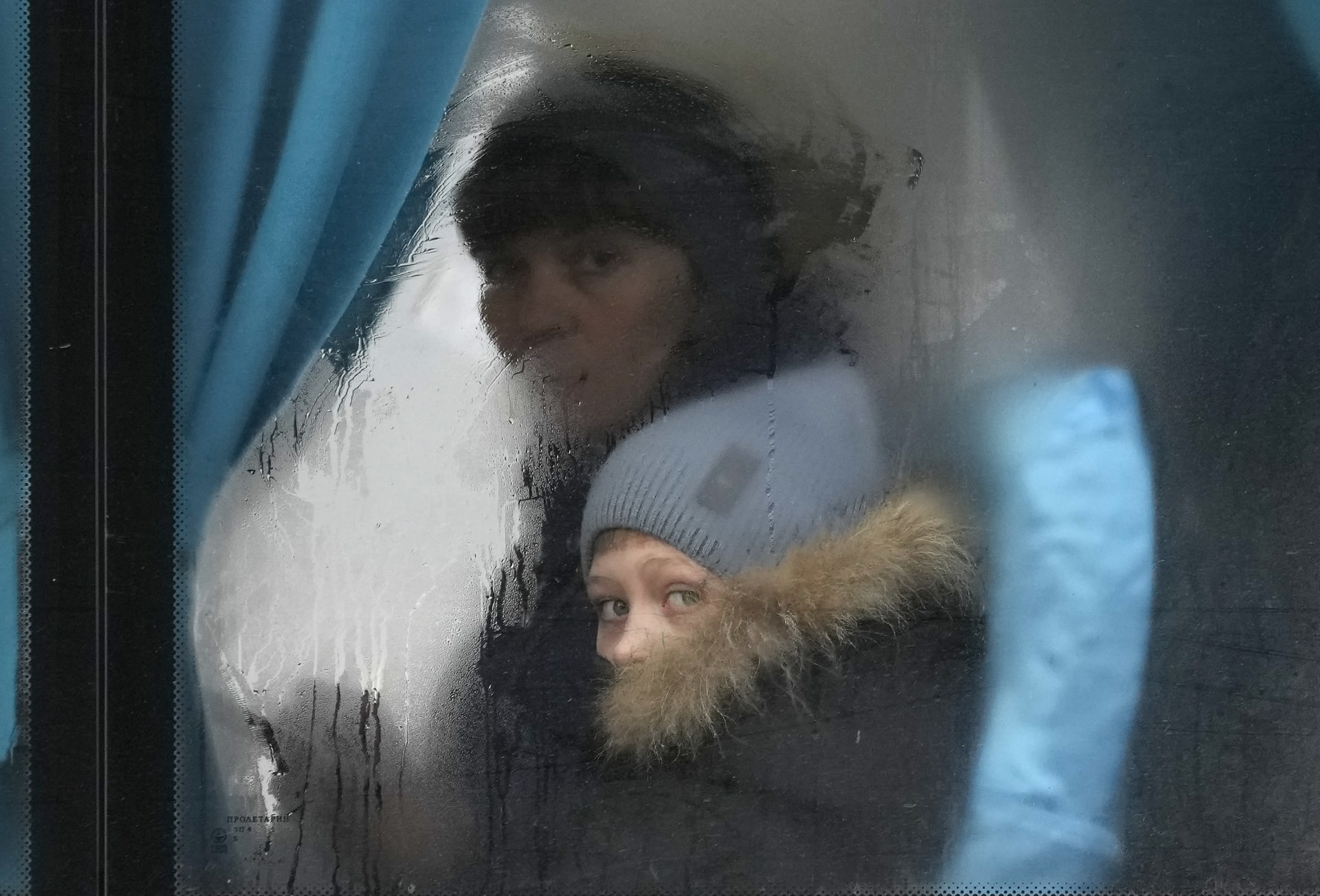 Děti se s rodiči snaží uprchnout z Ukrajiny.