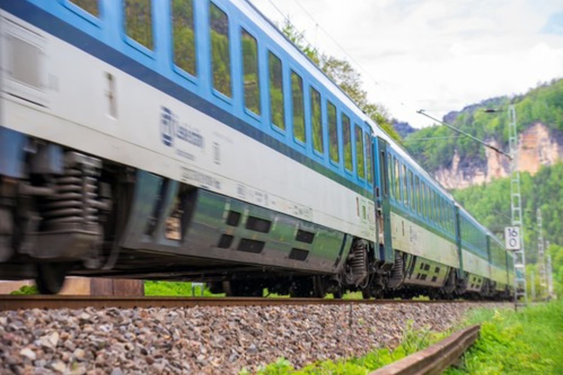 Vlaky u Otrokovic na Zlínsku mají zpoždění v desítkách minut (ilustrační foto).