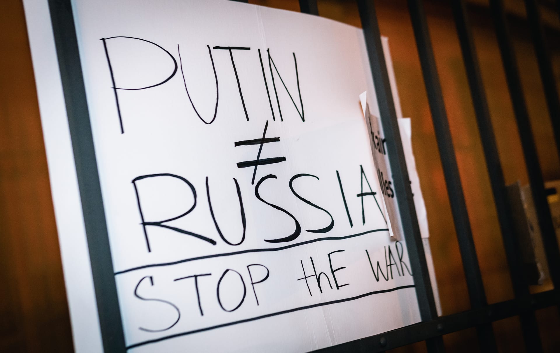 Protesty za Ukrajinu před ruskou ambasádou v Praze