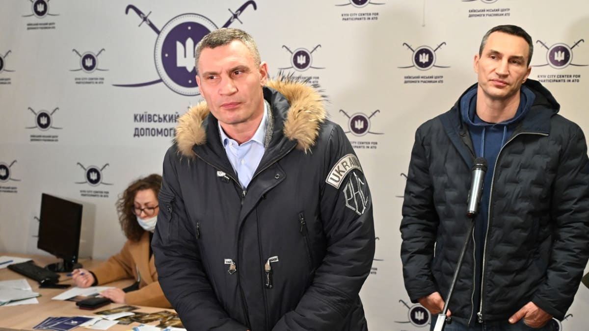Legendární boxerští bratři Vitalij (vlevo) a Vladimir Kličkové se chopí zbraní kvůli obraně ukrajinského Kyjeva proti Rusům.