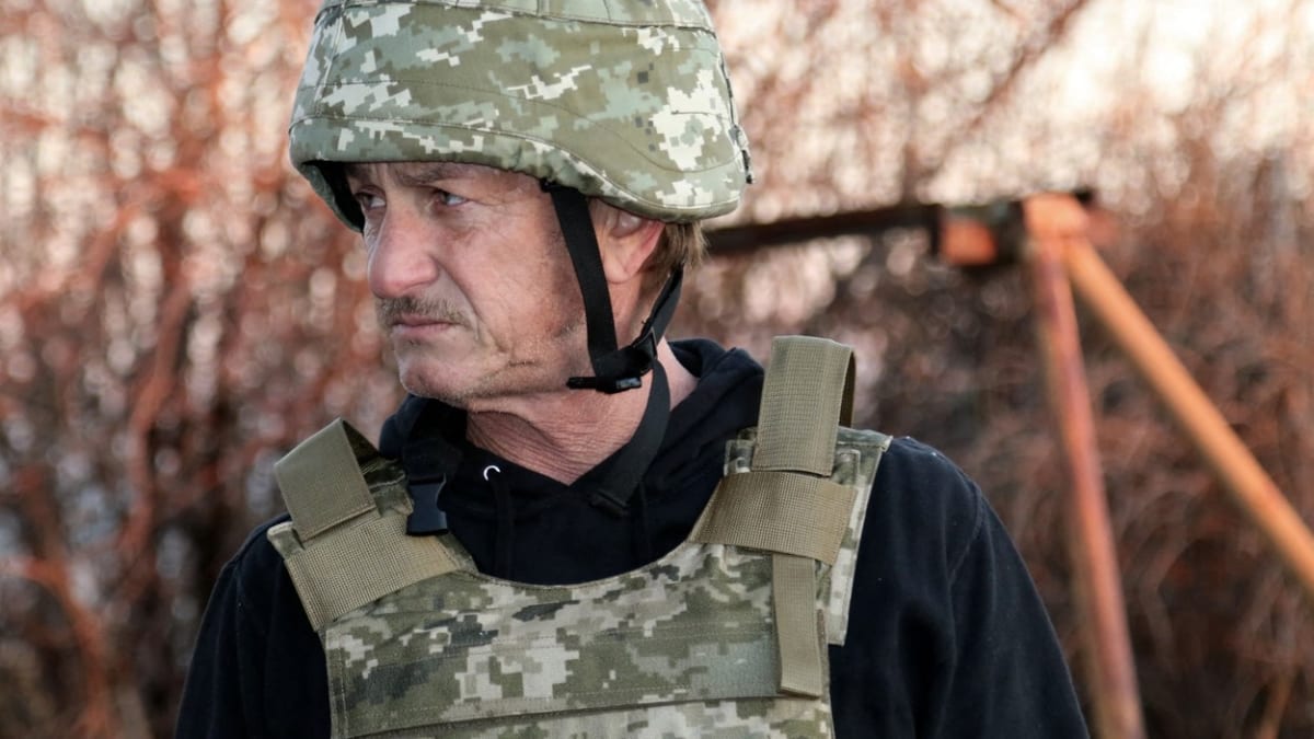Má víc odvahy než Západ. Ukrajinský prezident ocenil herce Seana Penna