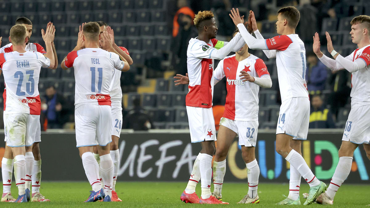 Fotbalisté Slavie Praha se radují z postupu do osmfinále Evropské konferenční ligy po vítězství nad tureckým klubem Fenerbahce Istanbul 3:2.