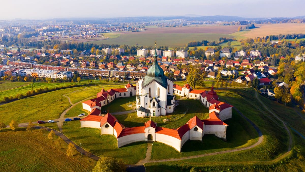 Kostel na Zelené hoře nad zámeckým areálem ve Žďáru