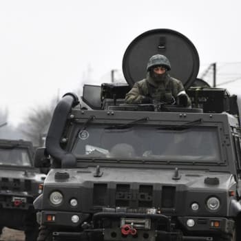 Ruští vojáci jedou na obrněných vozidlech