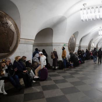 Obyvatelé Kyjeva se schovávají před bombardováním v metru.