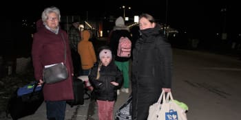 Drama na slovenských hranicích: Muže vyvedli z autobusu, aby šli bojovat. Děti plakaly
