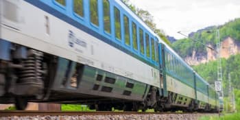 Vlaky na Zlínsku nabírají velké zpoždění. Dopravce strhnul vedení, opravy potrvají týdny