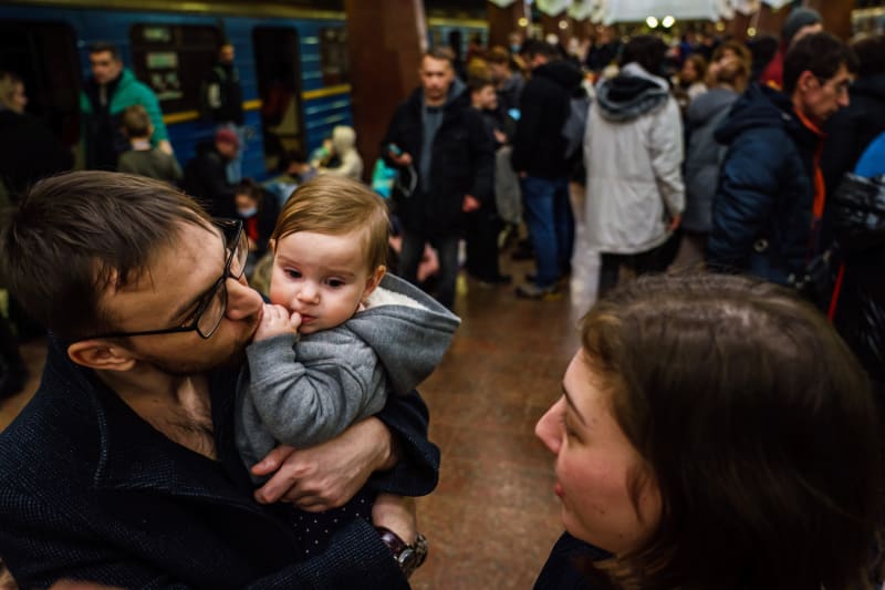 Ukrajinci ukrývající se v metru v Kyjevě