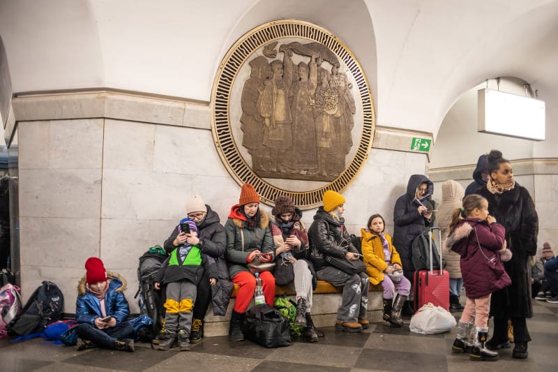 Ukrajinci ukrývající se v metru v hlavním městě v Kyjevě