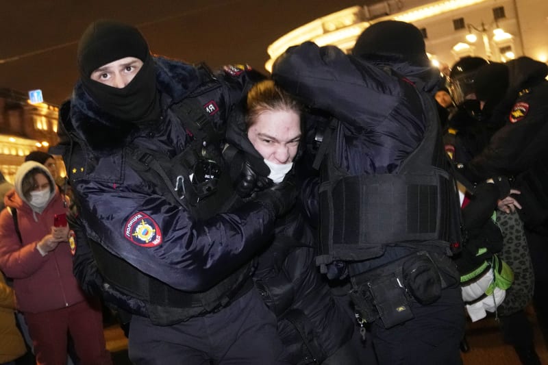 Na protestech proti válce na Ukrajině v Petrohradu tvrdě zasahovala policie. 