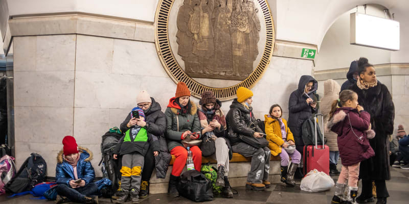 Ukrajinci ukrývající se v metru v hlavním městě Kyjev