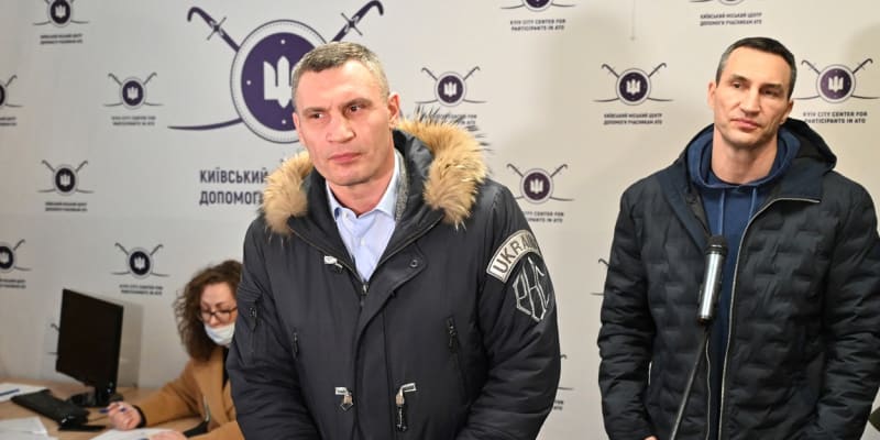 Legendární boxerští bratři Vitalij (vlevo) a Vladimir Kličkové se chopí zbraní kvůli obraně ukrajinského Kyjeva proti Rusům.