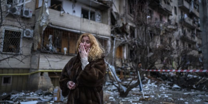Bombardování ukrajinské metropole Kyjeva začalo.