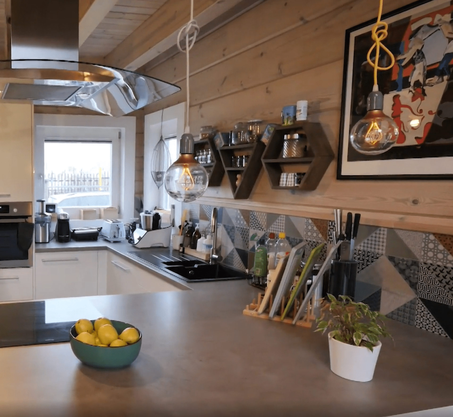 Kuchyň oživují zajímavé obklady a další detaily