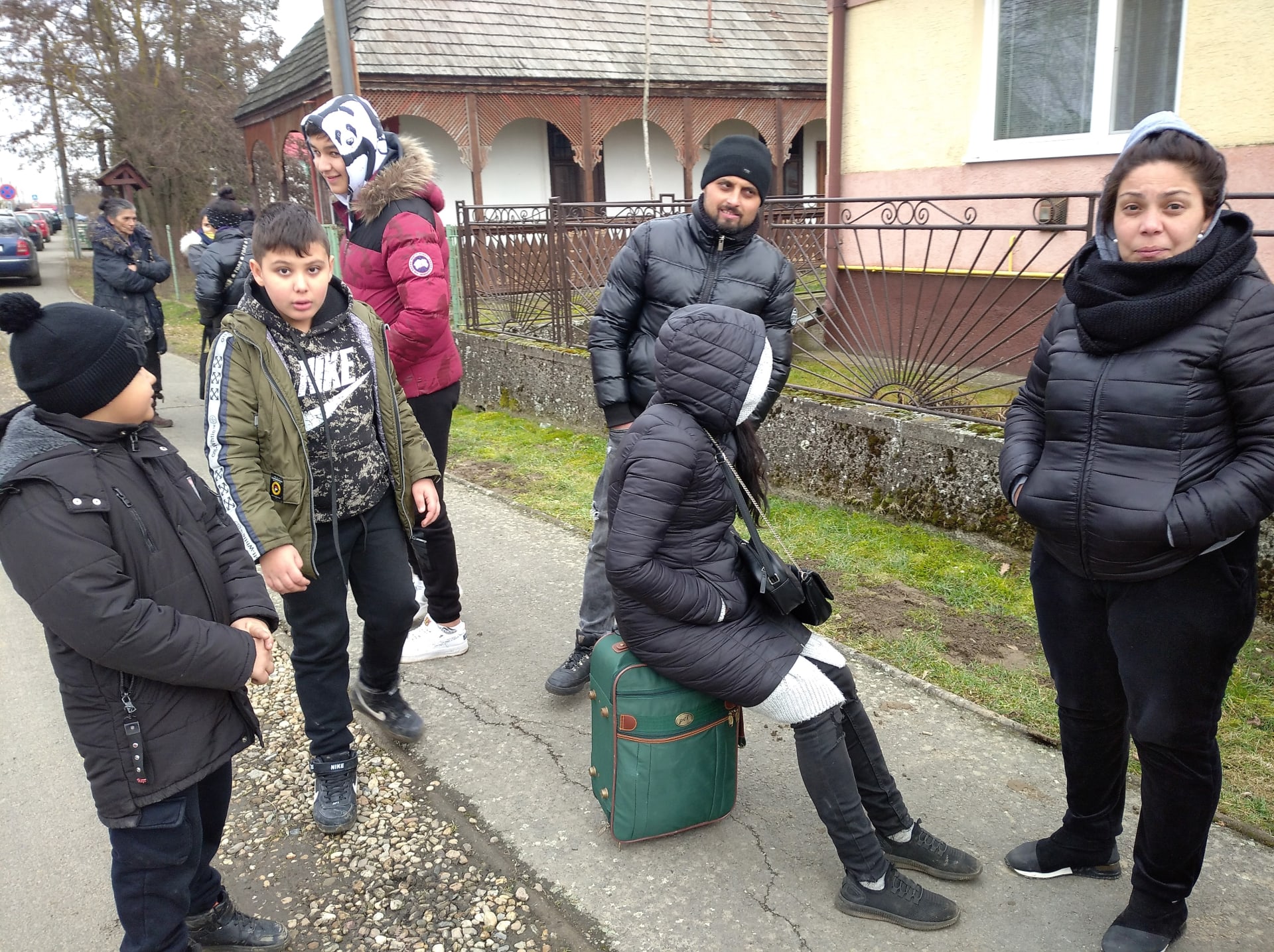Ukrajinu ve směru na Slovensko opouští i romská menšina usazená v Zakarpatské oblasti. Na snímku momentka z hraničního přechodu Mali Selmenci / Velké Selmence, pátek 25. 2.