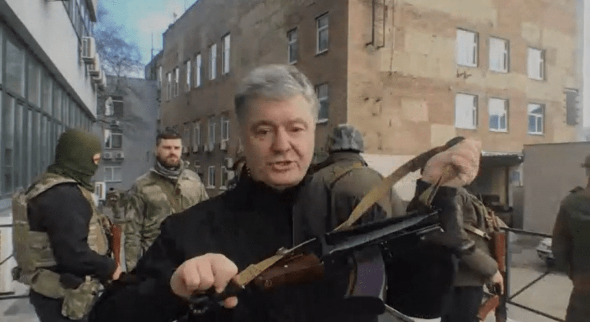 Exprezident Ukrajiny Petro Porošenko chce bránit Kyjev. 