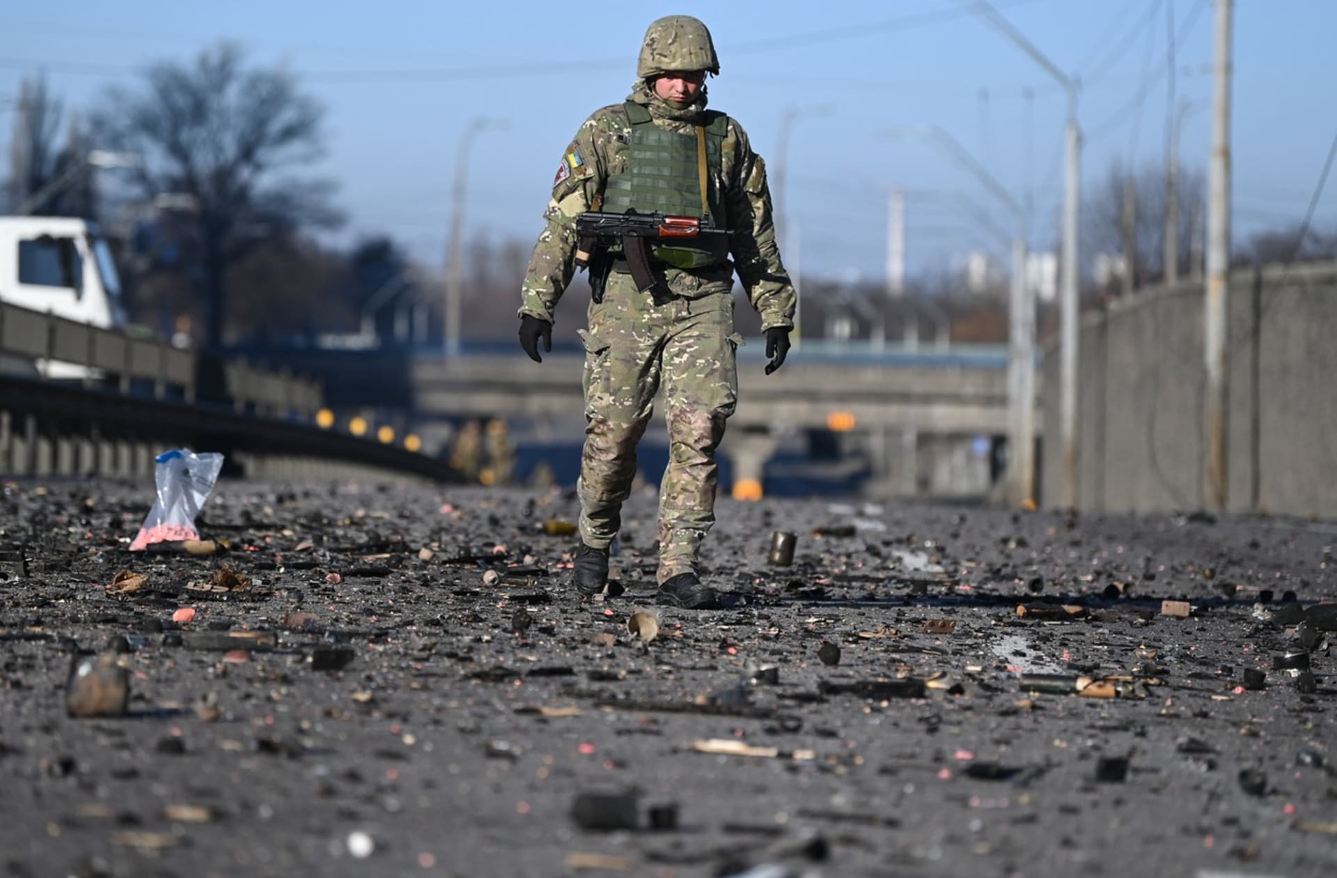 Příslušníci ukrajinské armády na místě bojů s ruskou přepadovou skupinou v Kyjevě - pátek 25. února. 