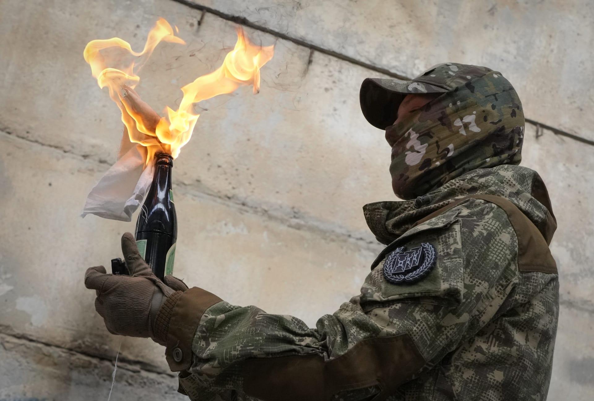 Obyvatel Kyjeva se zápalnou lahví. (ilustrační foto)
