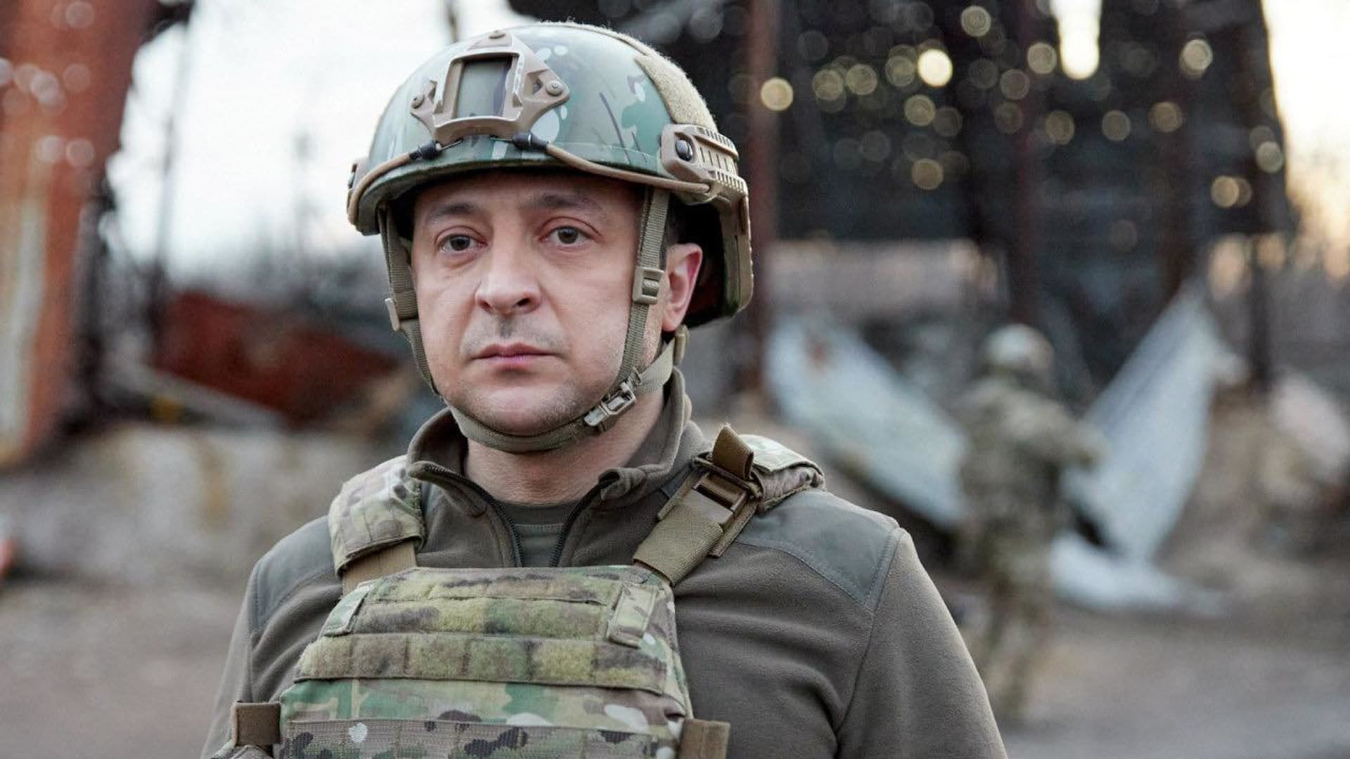 Volodymyr Zelenskyj ve vojenské výzbroji.
