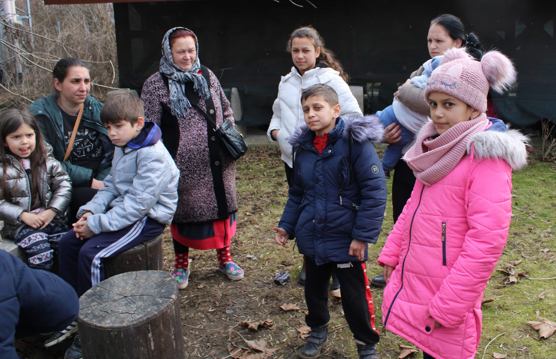 Ukrajinu ve směru na Slovensko opouští i romská menšina usazená v Zakarpatské oblasti. Na snímku momentka z hraničního přechodu Mali Selmenci  Velké Selmence, pátek 25. 2.