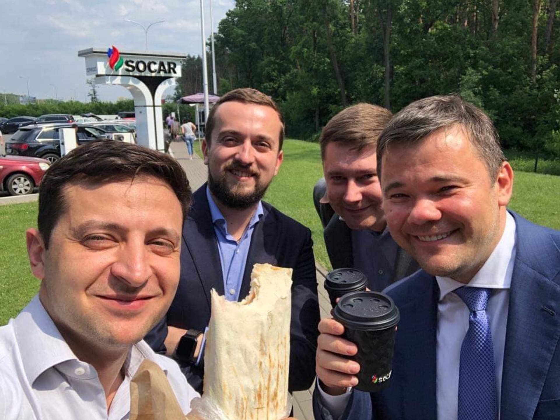 Volodymyr Zelenskyj si se svými kolegy fotí selfie