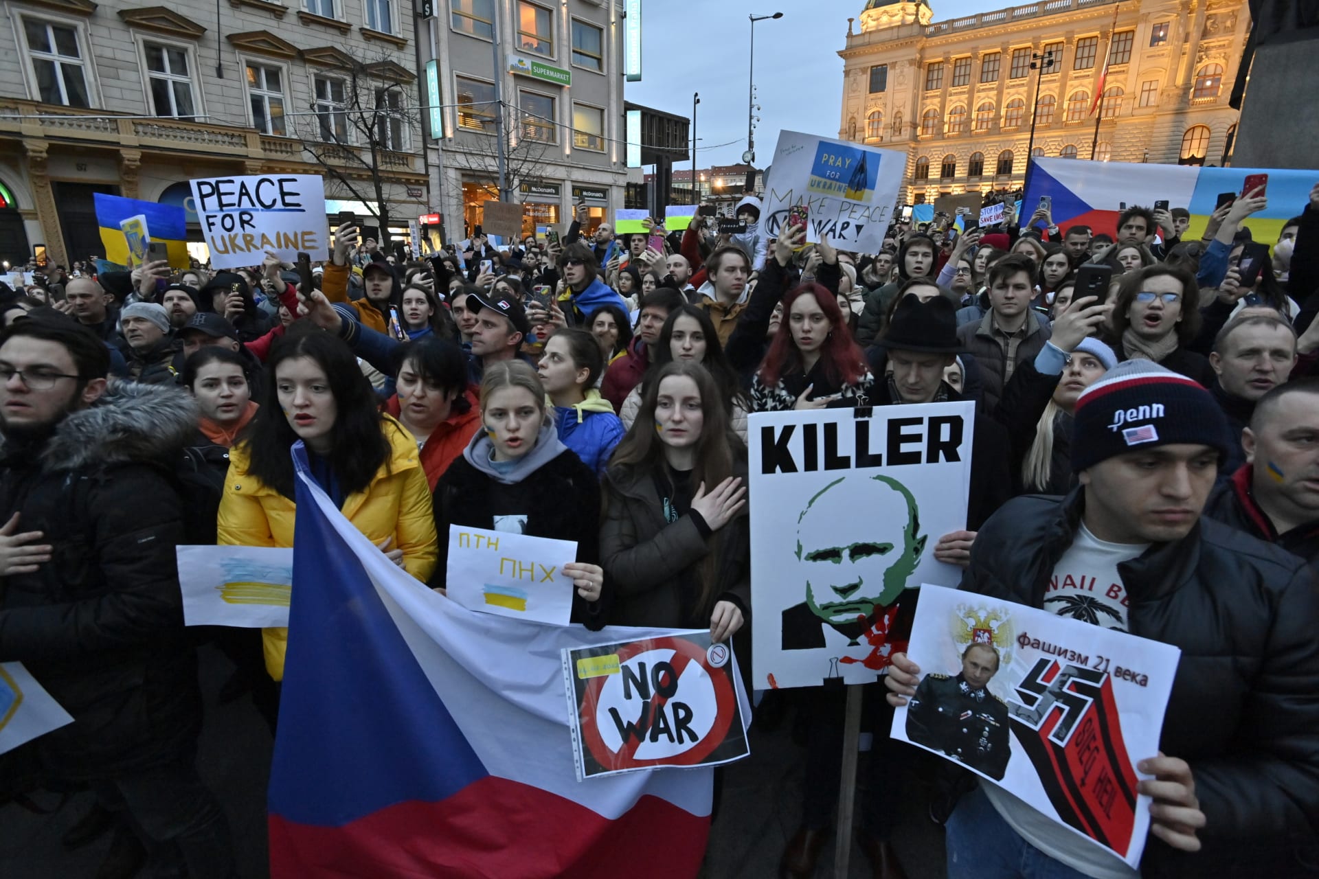 Demonstrace na Václavském náměstí za Ukrajinu 24. února 2022