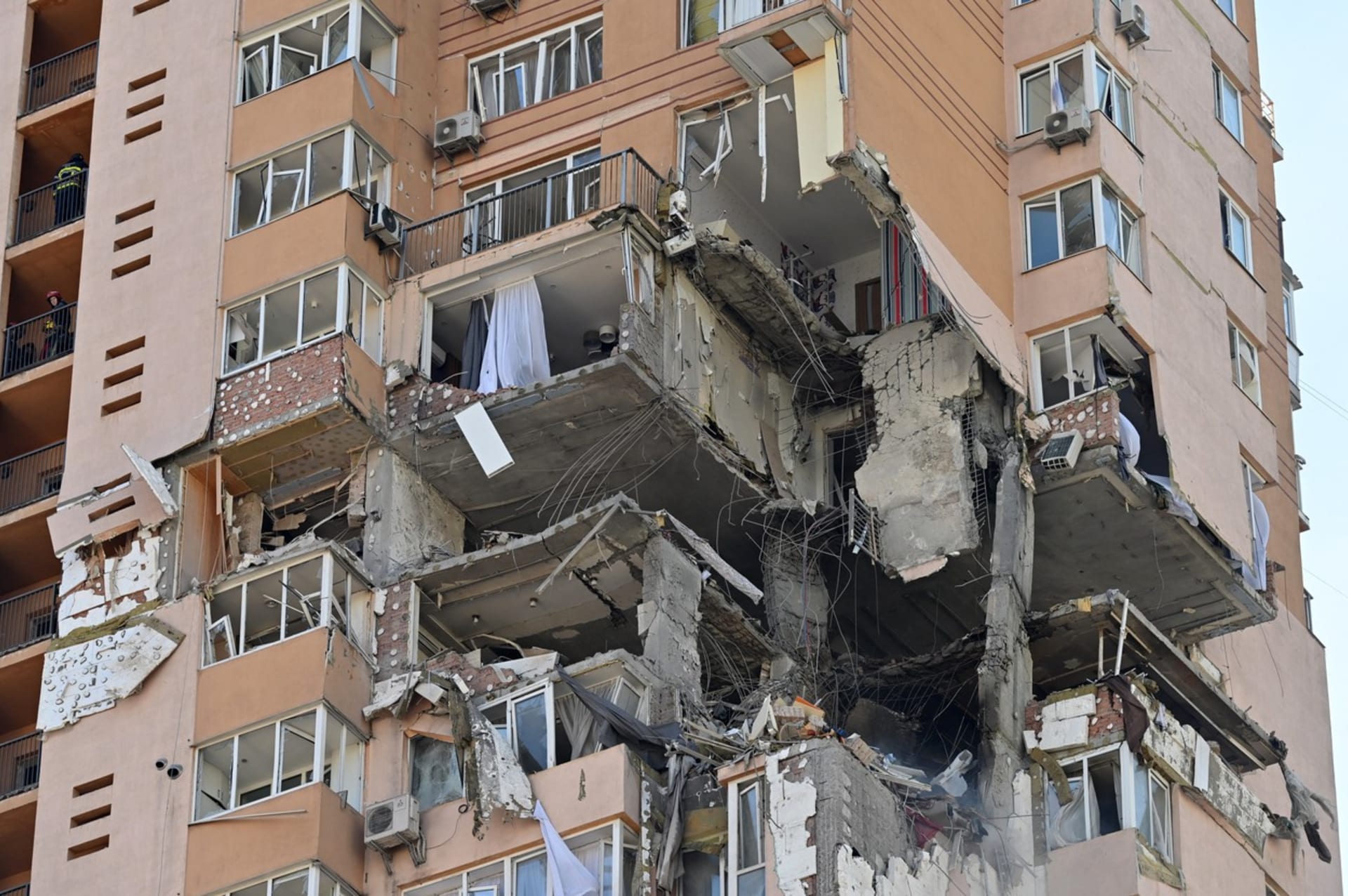 Bytový dům v Kyjevě, na který zaútočili v sobotu Rusové raketami – sobota 26. února. 