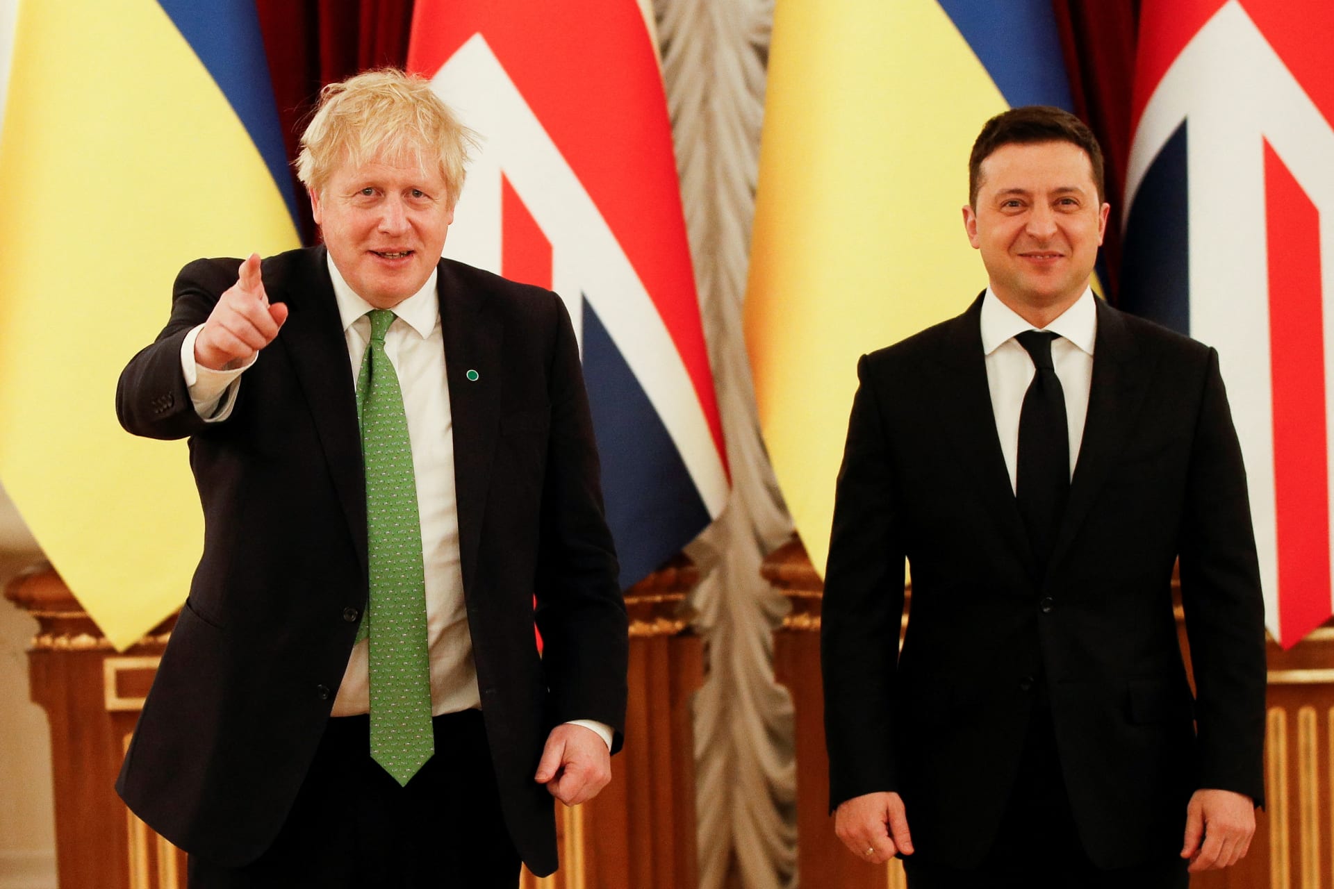 Britský premiér Boris Johnson a ukrajinský prezident Volodymyr Zelenskyj